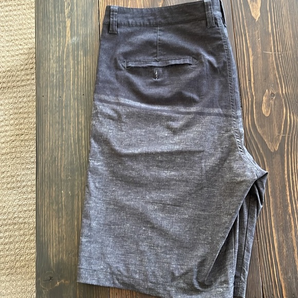 Travis Mathew gray shorts 36 - Picture 4 of 4